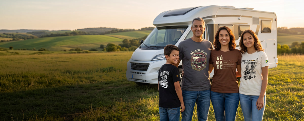 Família com as quatro camisetas Arpine ao lado de um motorhome no campo