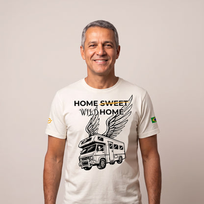 Homem vestindo a Camiseta Home Wild Home off-white, de frente