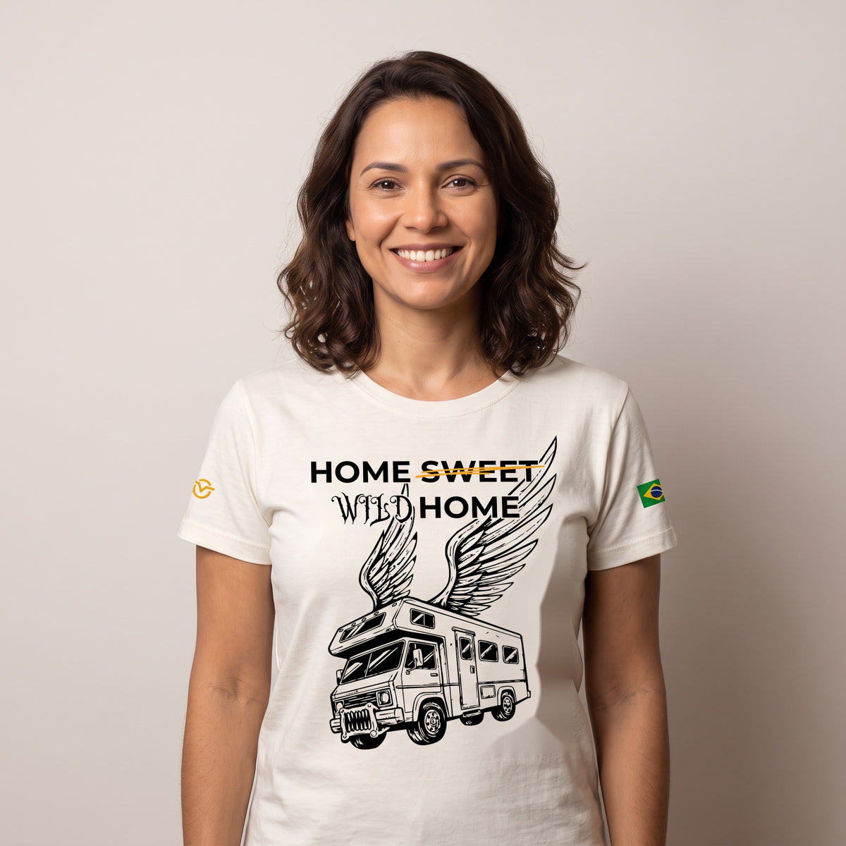 Mulher vestindo a Camiseta Home Wild Home off-white, de frente