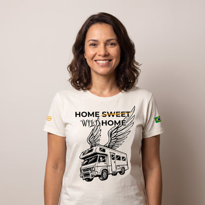 Mulher vestindo a Camiseta Home Wild Home off-white, de frente