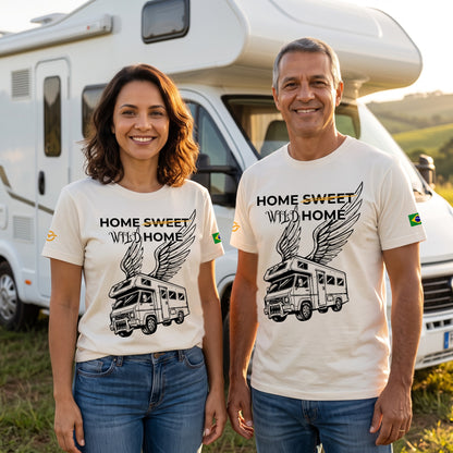Casal com a Camiseta Home Wild Home ao lado de um motorhome