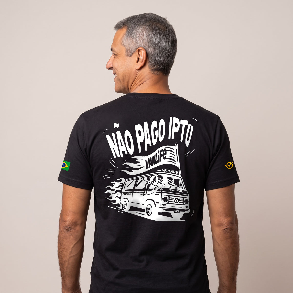 Homem de costas vestindo a Camiseta Não Pago IPTU preta