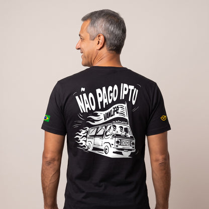 Homem de costas vestindo a Camiseta Não Pago IPTU preta