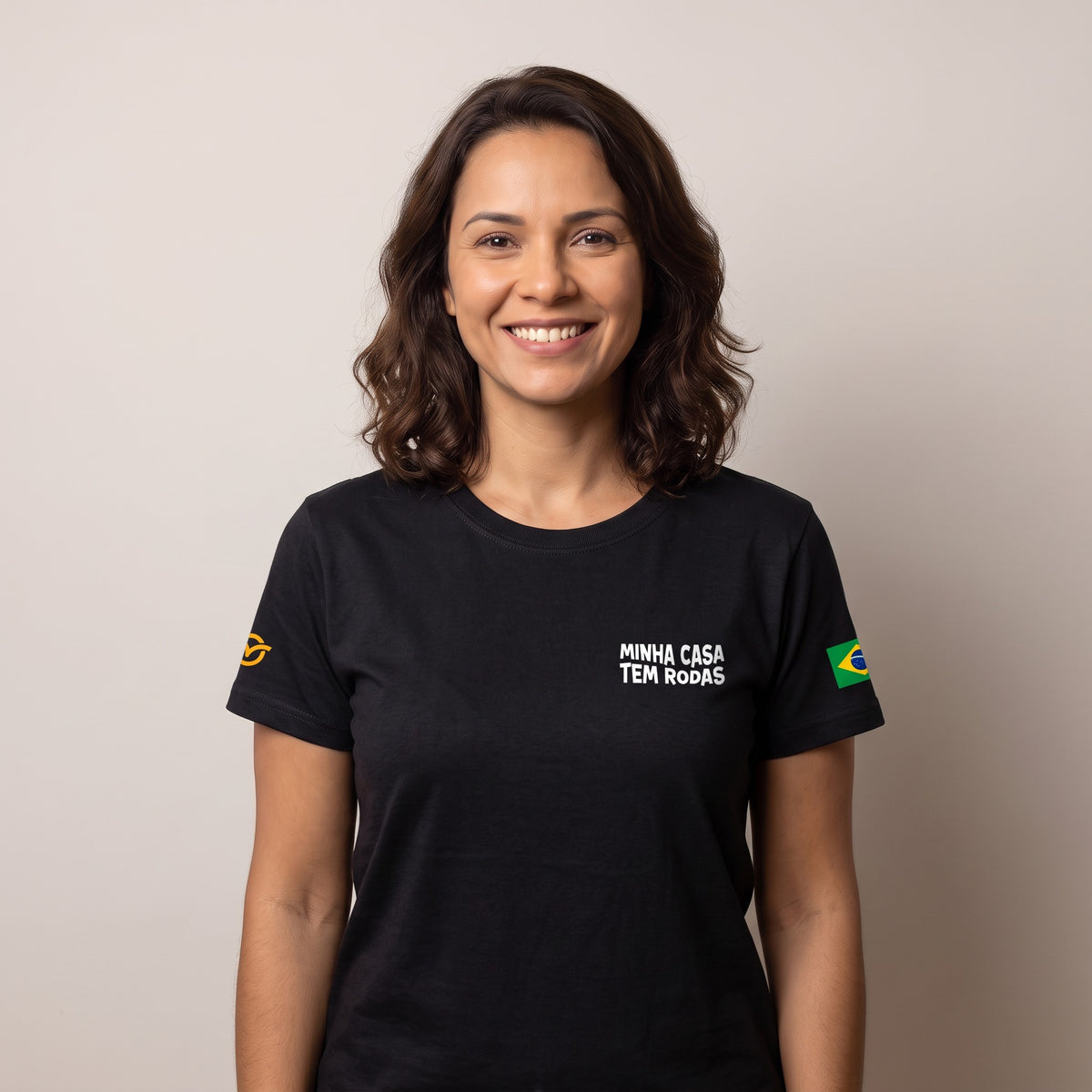 Mulher vestindo a Camiseta Não Pago IPTU preta, de frente, com "Minha casa tem rodas" no peito
