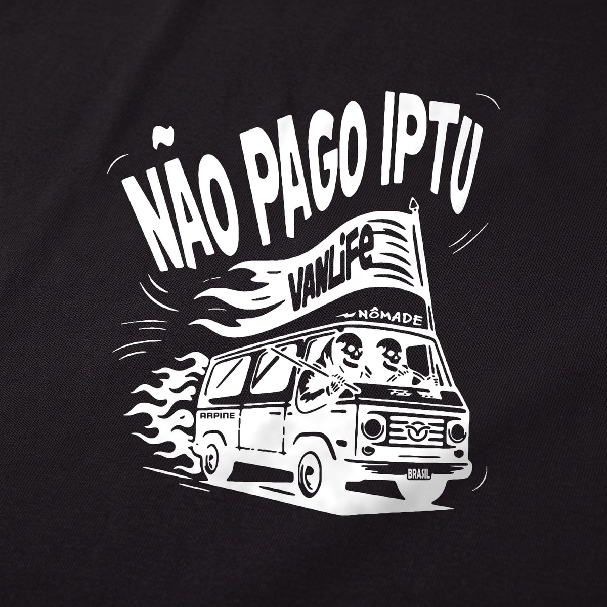 Detalhe da estampa Não Pago IPTU nas costas da camiseta preta
