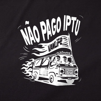 Detalhe da estampa Não Pago IPTU nas costas da camiseta preta