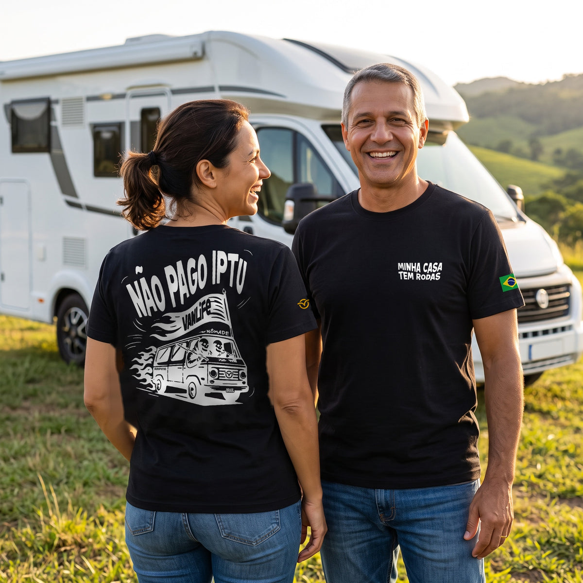 Casal com a Camiseta Não Pago IPTU ao lado de um motorhome