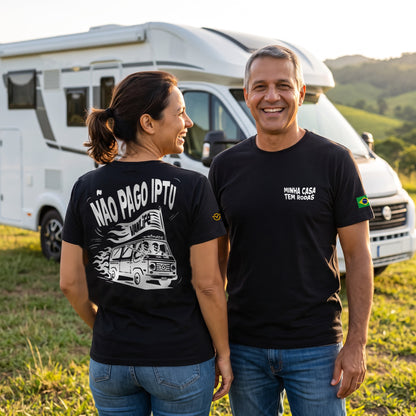 Casal com a Camiseta Não Pago IPTU ao lado de um motorhome