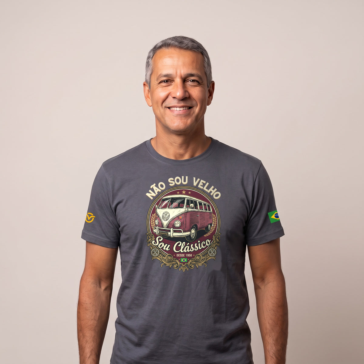 Homem vestindo a Camiseta Não Sou Velho, Sou Clássico cinza chumbo, de frente