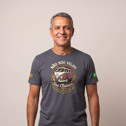 Homem vestindo a Camiseta Não Sou Velho, Sou Clássico cinza chumbo, de frente
