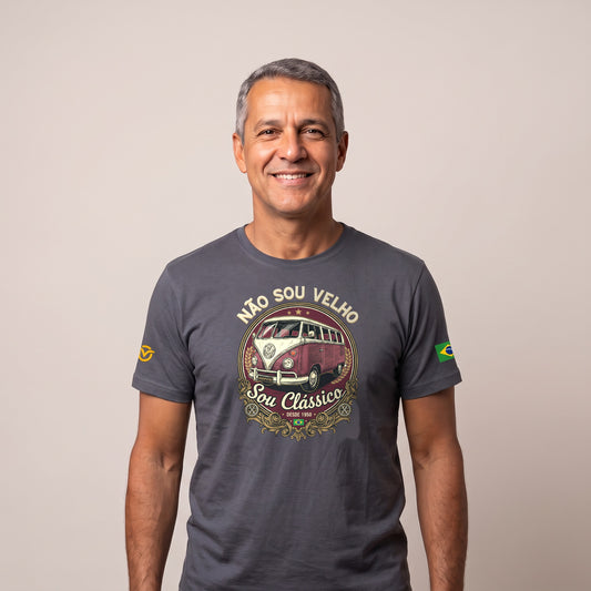 Homem vestindo a Camiseta Não Sou Velho, Sou Clássico cinza chumbo, de frente