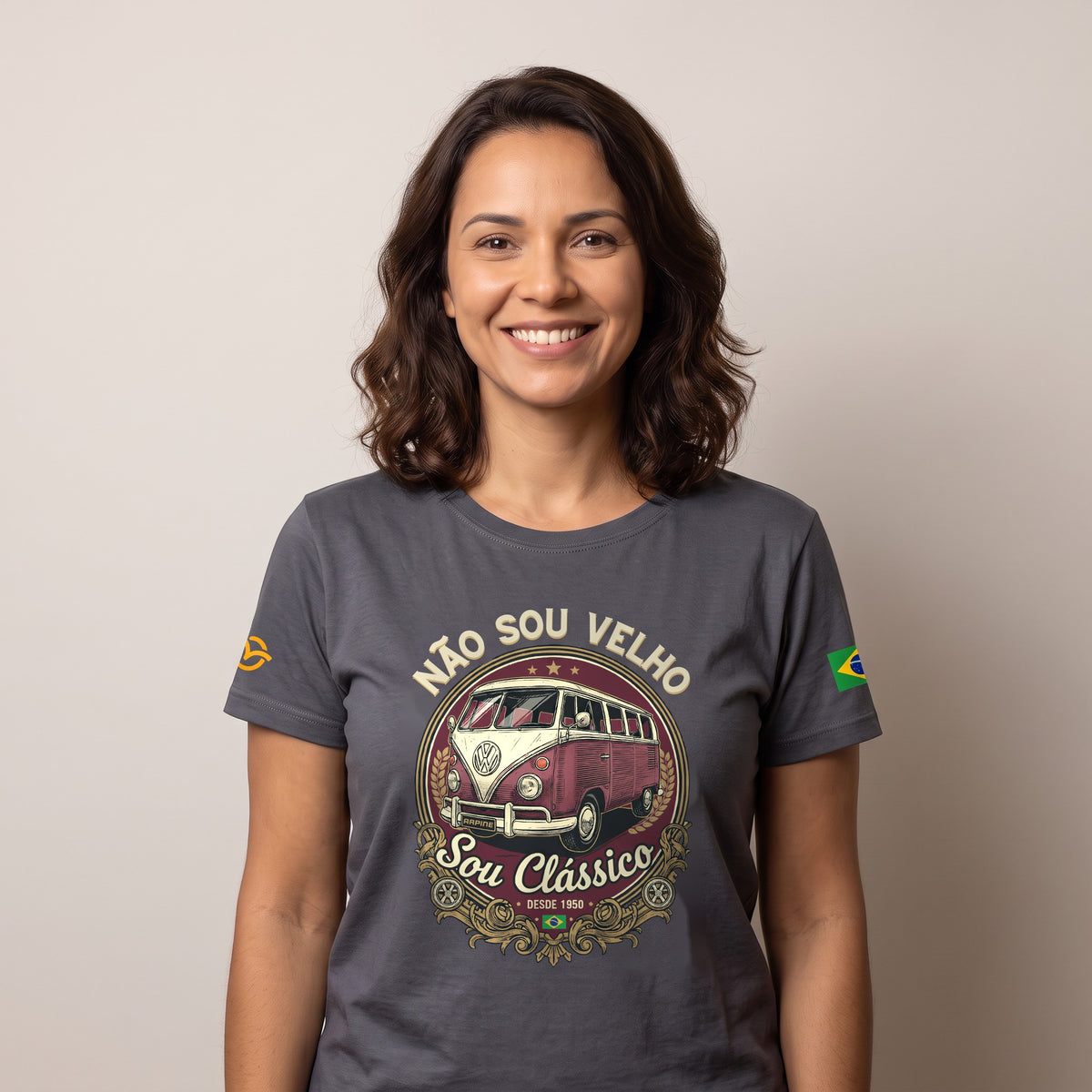 Mulher vestindo a Camiseta Não Sou Velho, Sou Clássico cinza chumbo, de frente