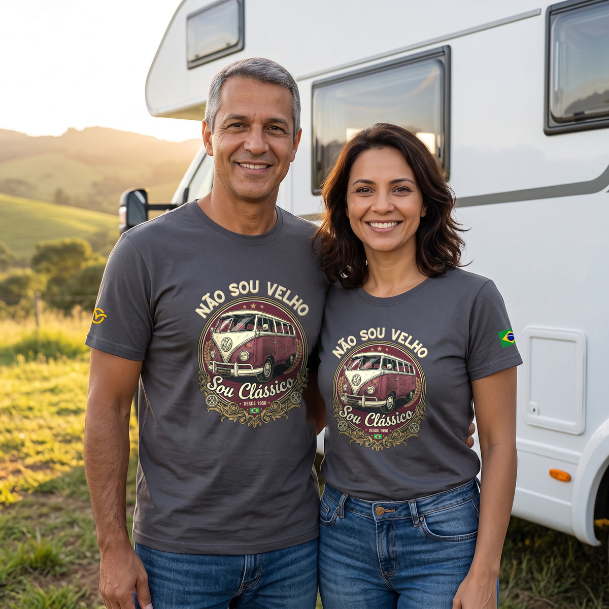 Casal com a Camiseta Não Sou Velho, Sou Clássico ao lado de um motorhome