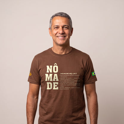 Homem vestindo a Camiseta Nômade marrom, de frente