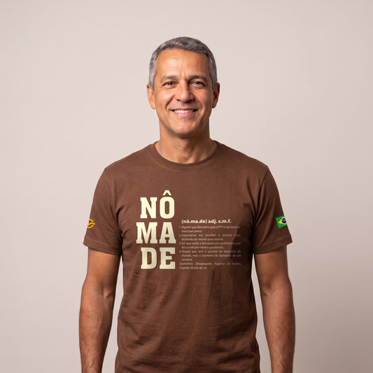 Homem vestindo a Camiseta Nômade marrom, de frente