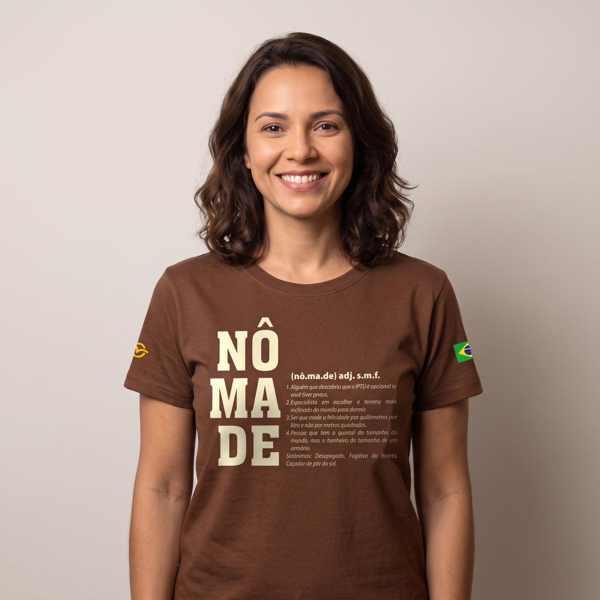 Mulher vestindo a Camiseta Nômade marrom, de frente