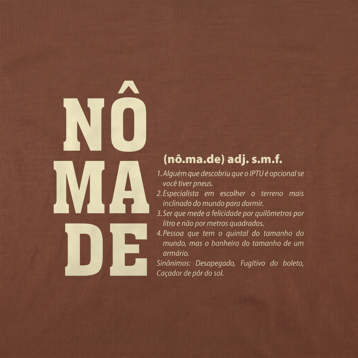 Detalhe da estampa Nômade na camiseta marrom