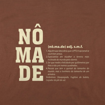 Detalhe da estampa Nômade na camiseta marrom