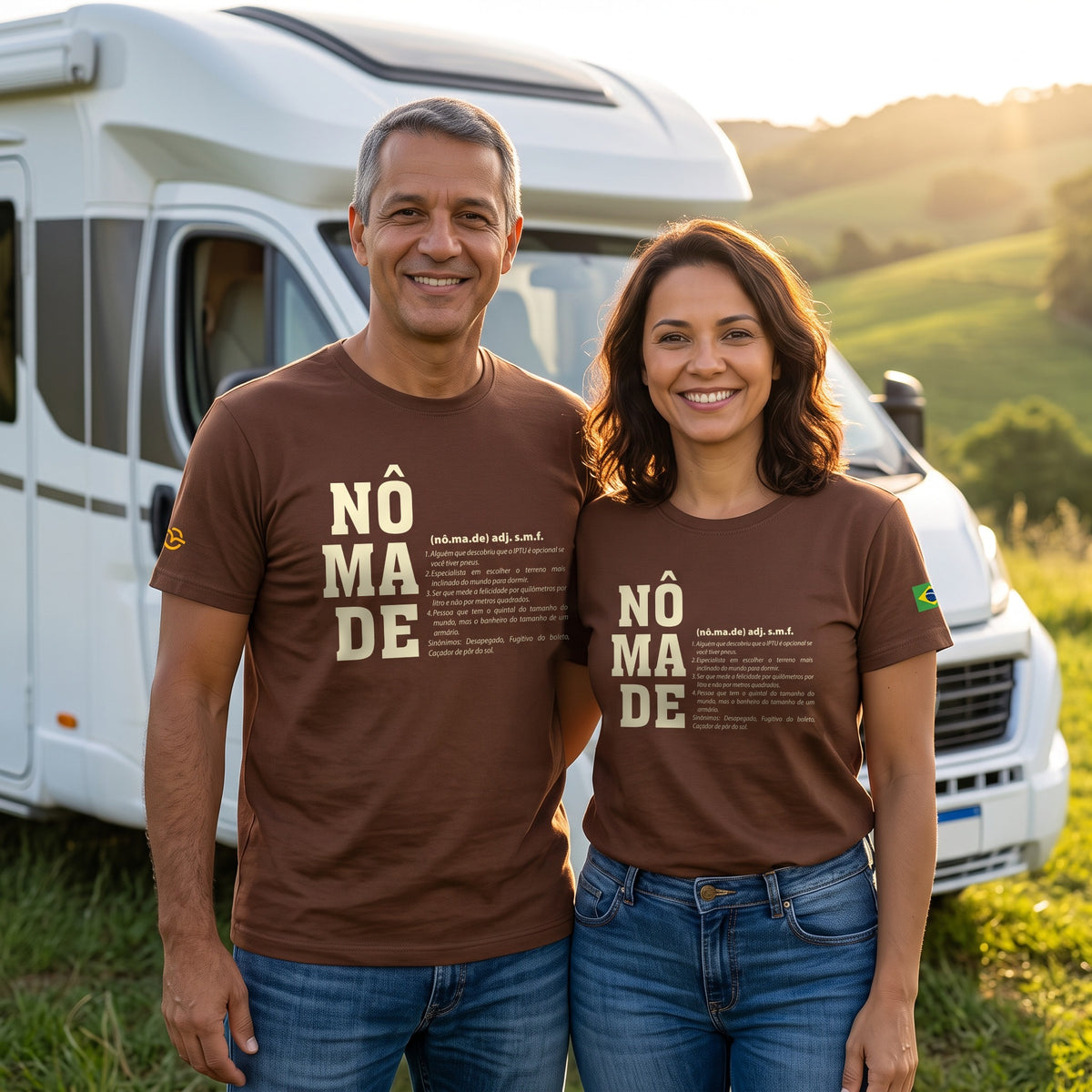 Casal com a Camiseta Nômade ao lado de um motorhome